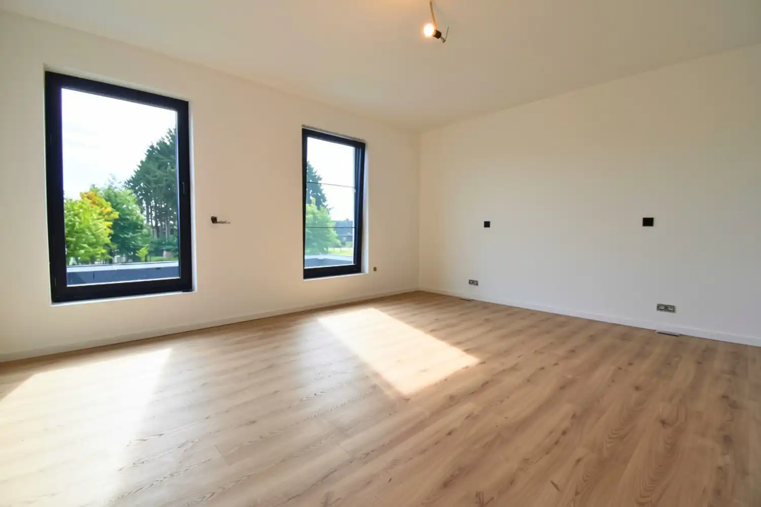 Ruime nieuwbouwwoning met 4 slaapkamers, garage en tuin nabij het centrum van Sint-Pieters-Leeuw foto 6