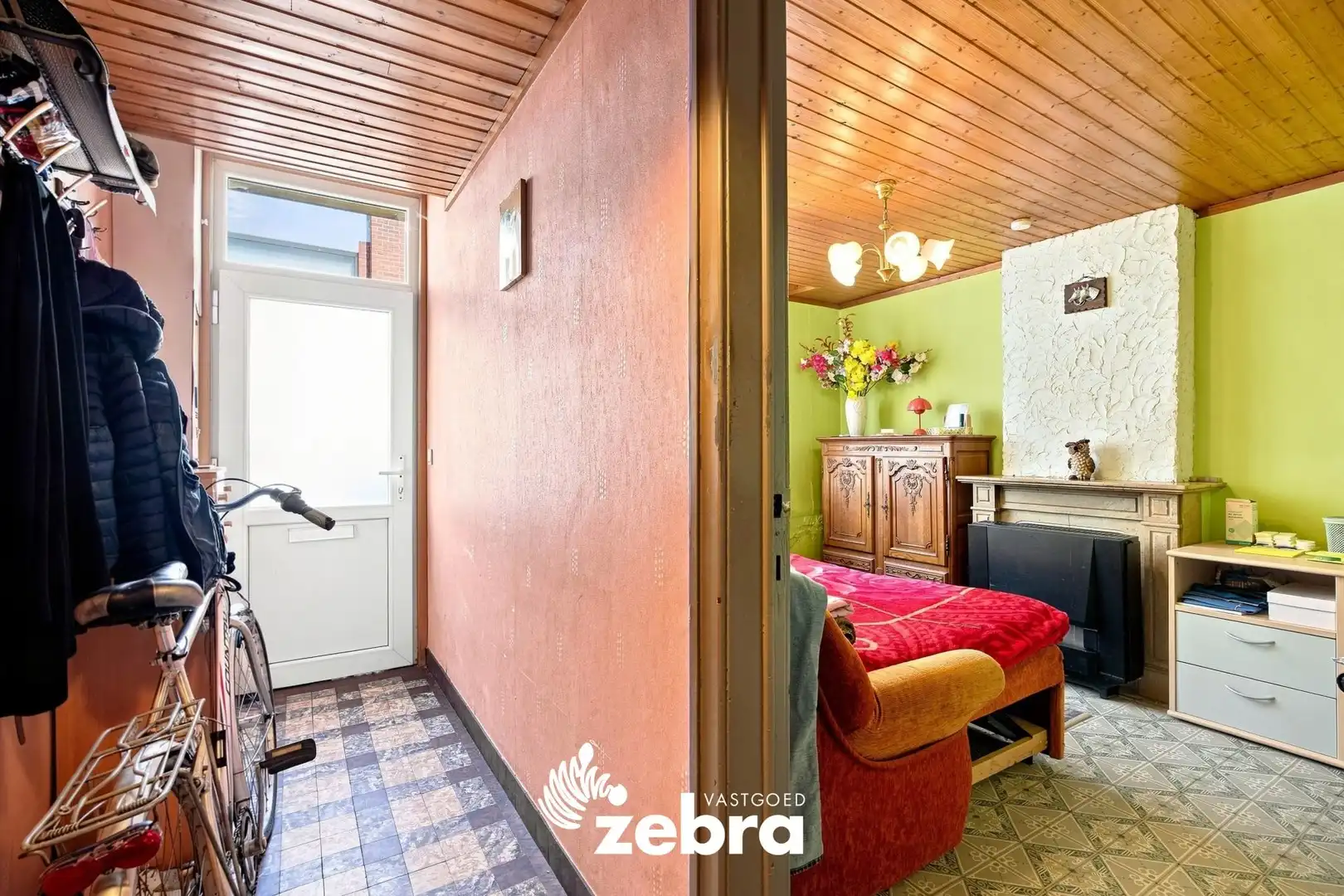 Te renoveren woning met 3 slaapkamers, kelder en zuidwestgerichte stadskoer in Tielt! foto 2