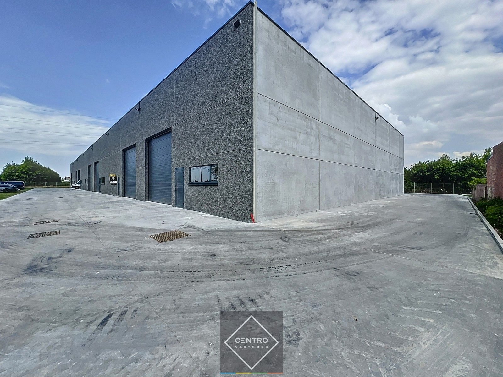 NB MAGAZIJN van 180m² (vrije hoogte 7m !) , voorzien van sectionaalpoort, deur, raam en 2 parkeerplaatsen te SLEIHAGE (Oostnieuwkerke). foto 14