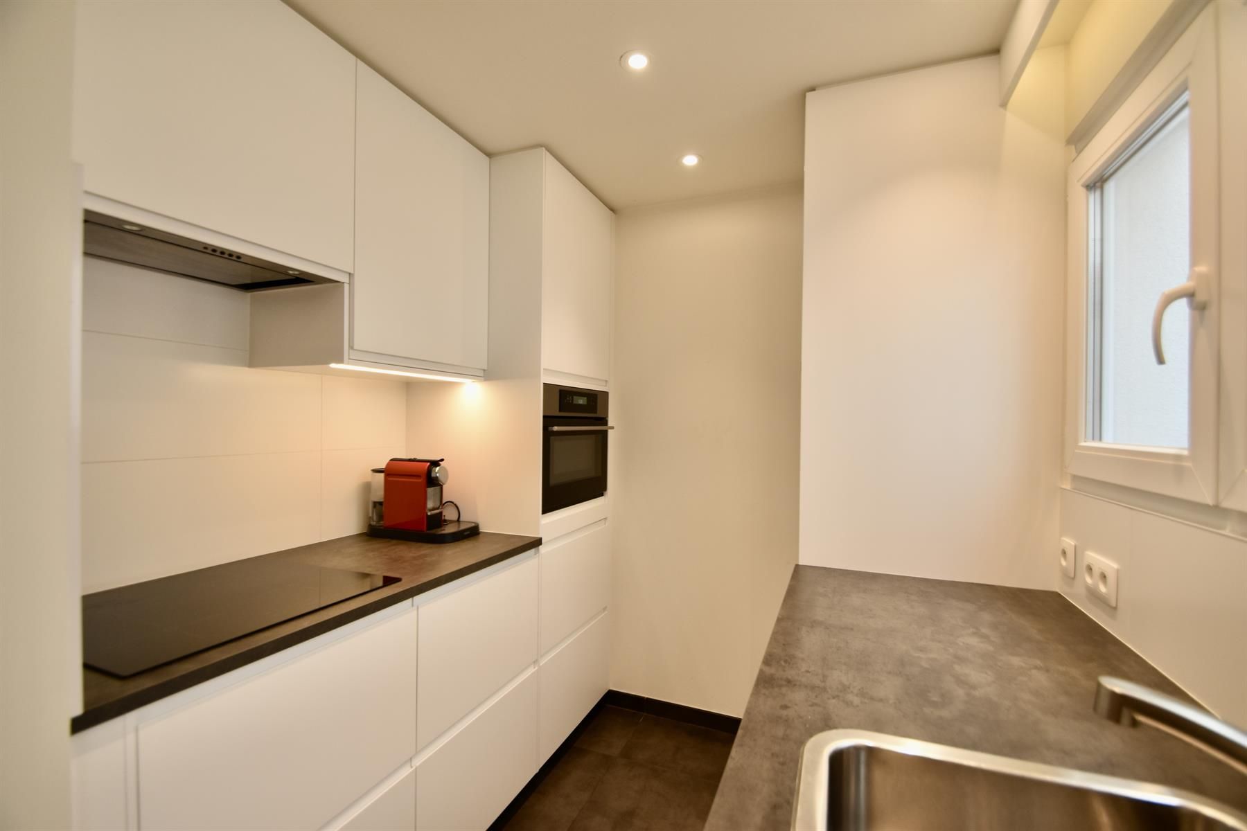 ANTWERPEN - Mooi gerenoveerd appartement nabij het hippe Zuid! foto 3