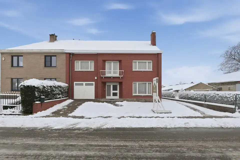 Hoofdfoto van de publicatie: KNUSSE GEZINSWONING MET 4 SLKS EN EEN GARAGE IN BOEKHOUT