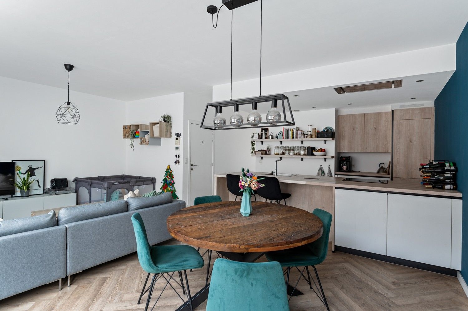 Ruim en recent 2 slaapkamer appartement te koop op 'den Dam'! foto 6