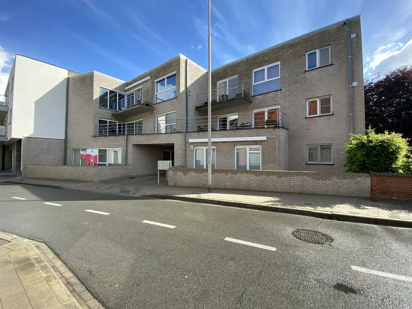 INSTAPKLAAR APPARTEMENT MET 2 SLPKS | TERRAS EN GARAGEBOX foto 2