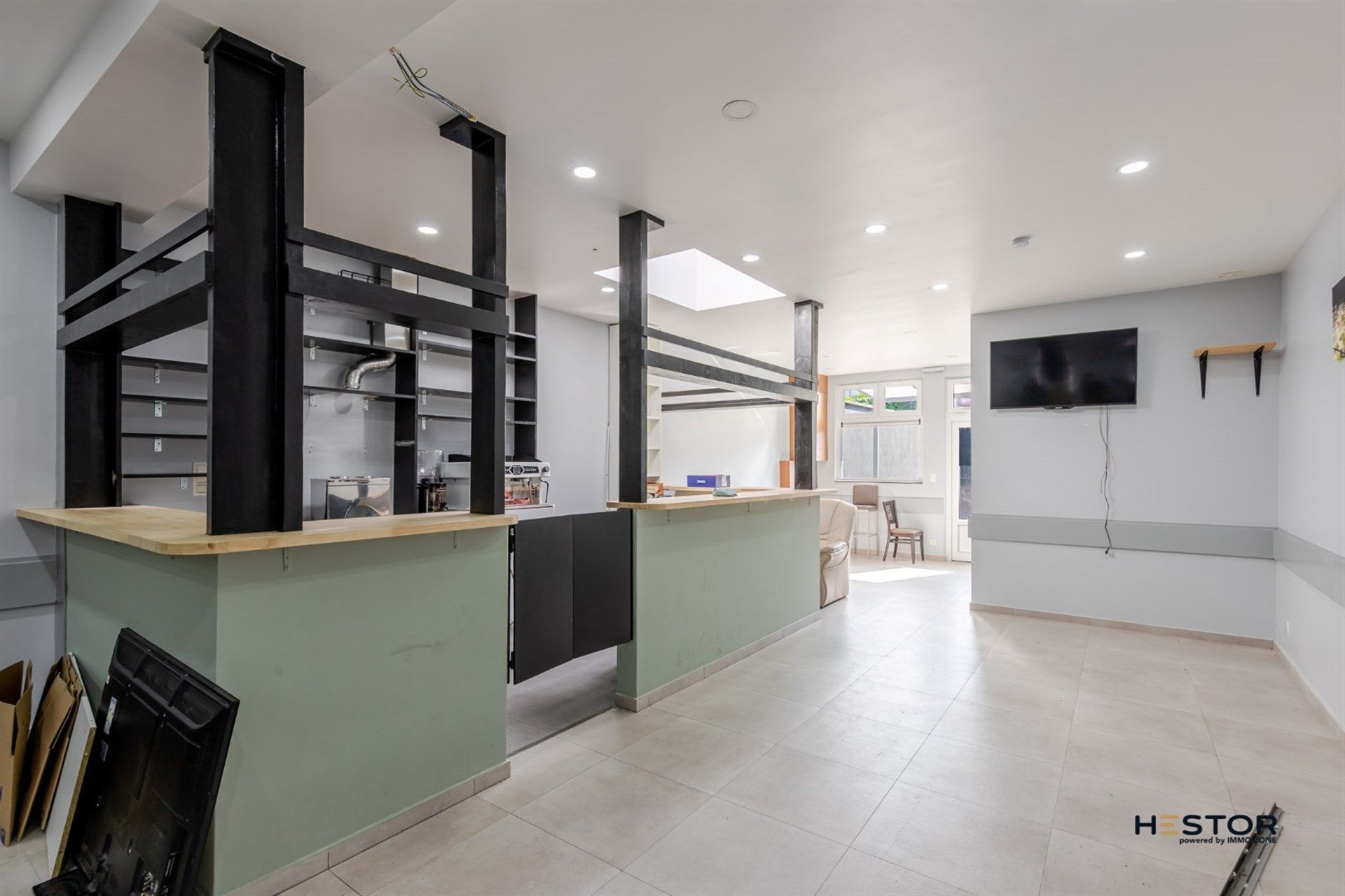 Centraal gelegen handelsruimte met duplex appartement in Sint-Niklaas foto {{pictureIndex}}