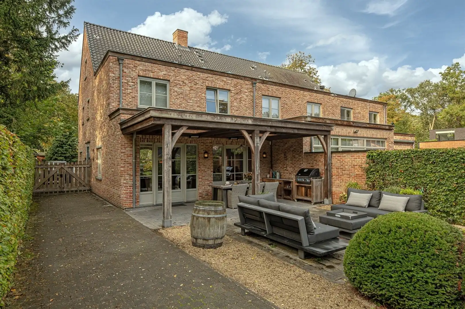 Sfeervolle gezinswoning met overdekt terras en groene tuin foto 21