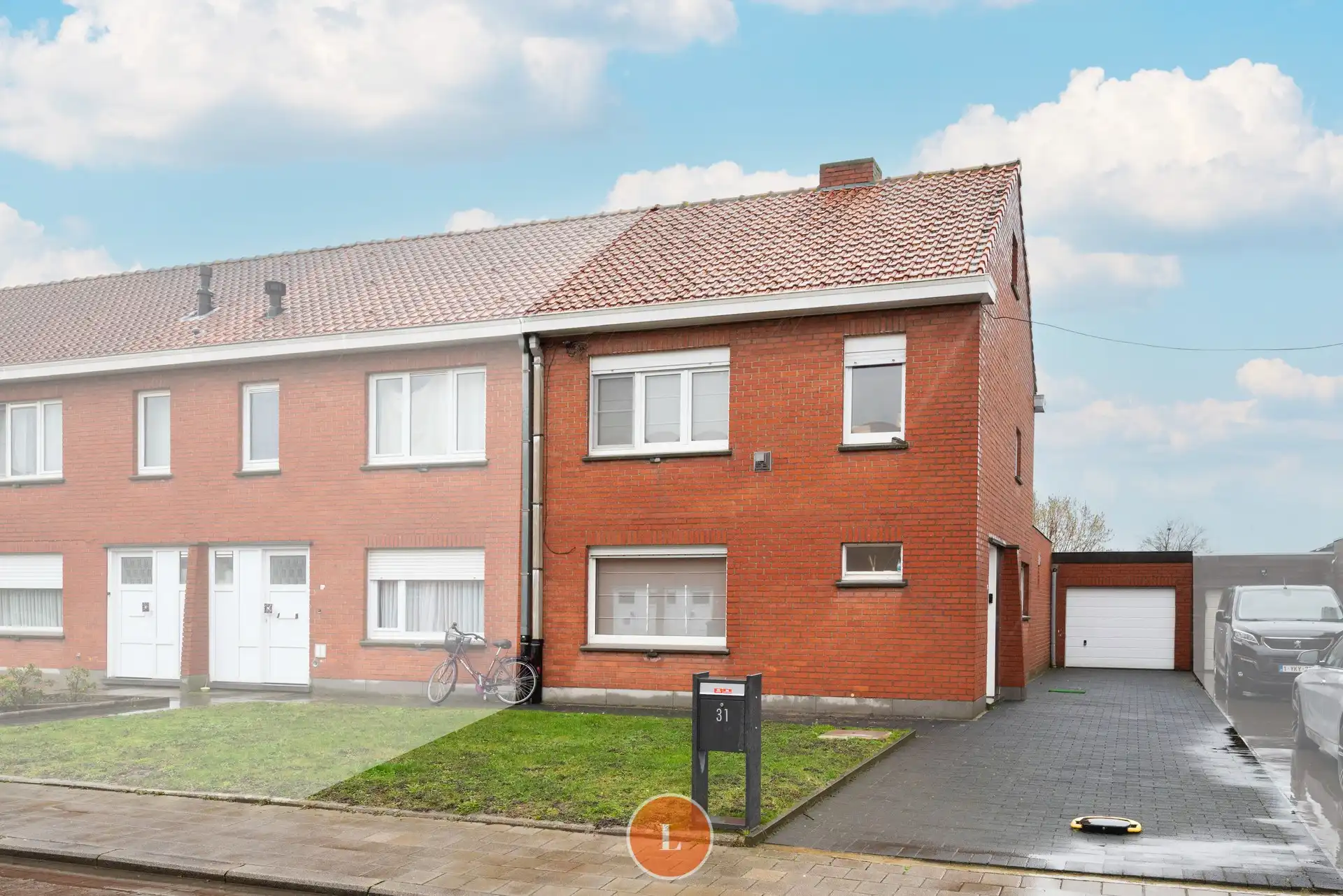 Op te frissen gezinswoning met 3 slaapkamers, tuin en garage. foto {{pictureIndex}}