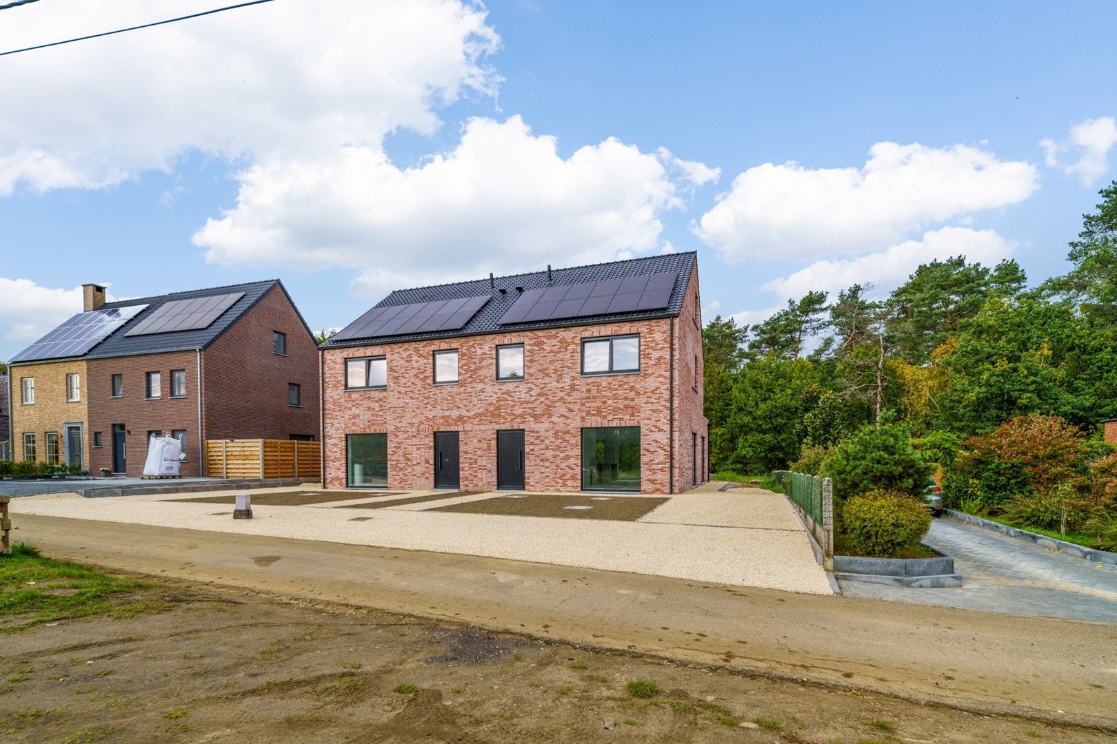 Nieuwbouw lage energie-woning vlak bij een bos in zeer rustige straat foto 4