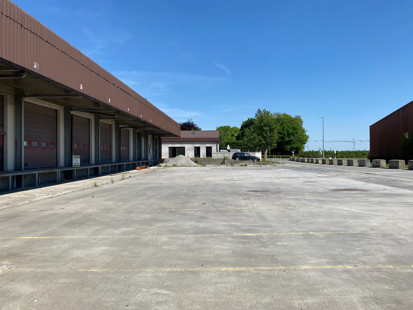 RUIM BETONPLEIN VAN 736 m² | IDEAAL VOOR VRACHTWAGENS OF LOGISTIEKE ACTIVITEITEN foto {{pictureIndex}}
