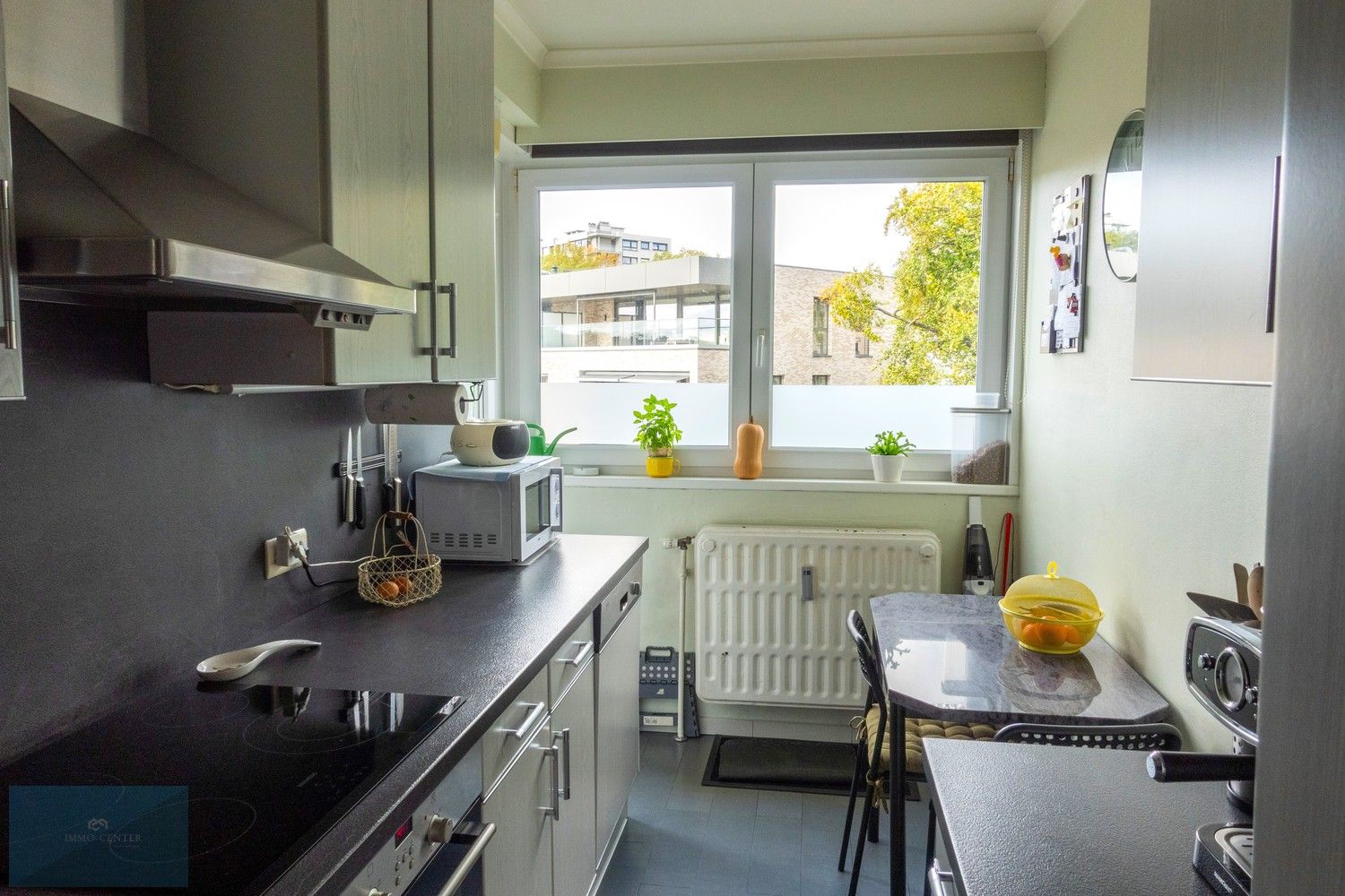 Instapklaar 2-slaapkamerappartement met terras op topligging in Genk foto 13