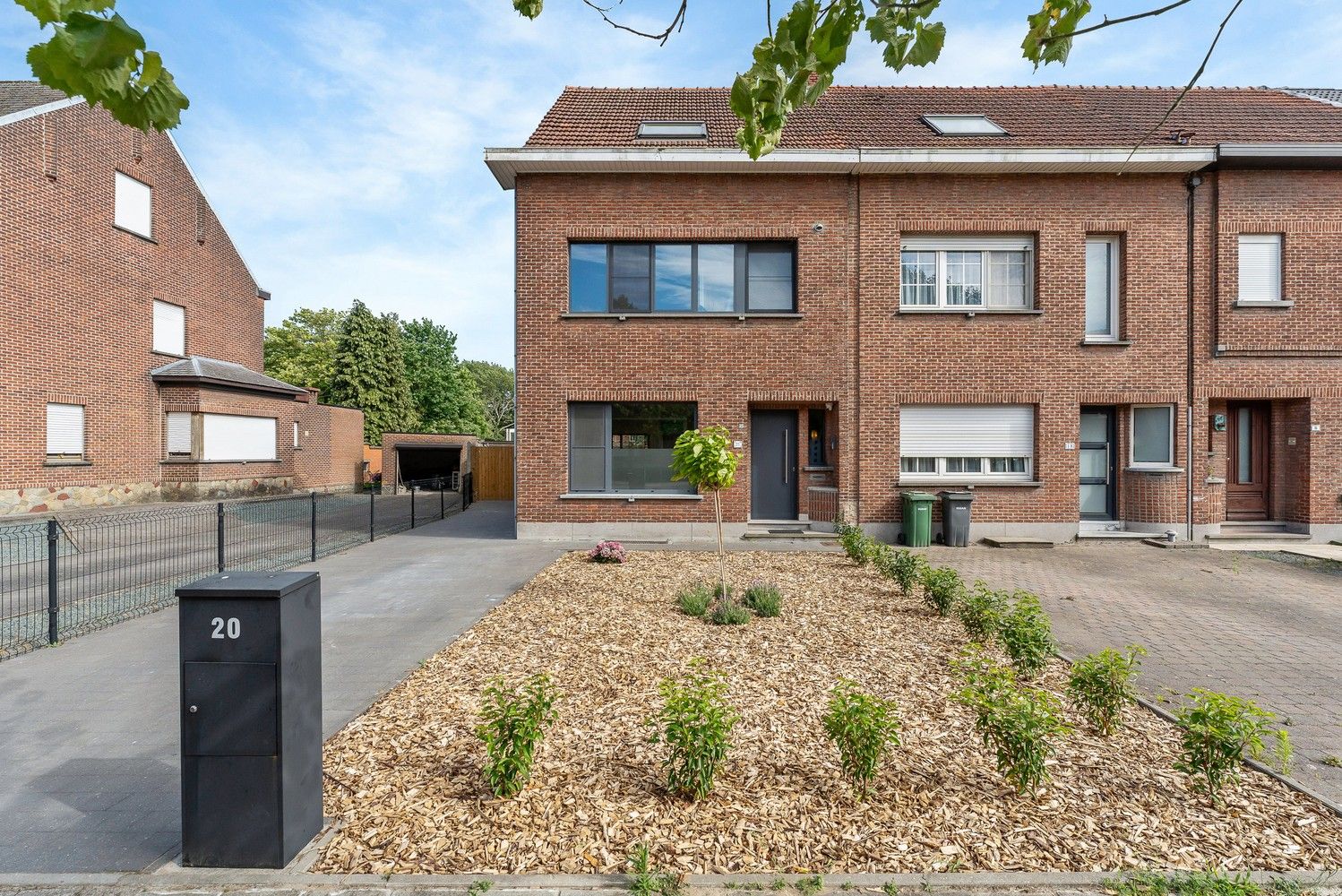Deels gerenoveerde woning met 5 slpkrs en grote omheinde tuin foto 27