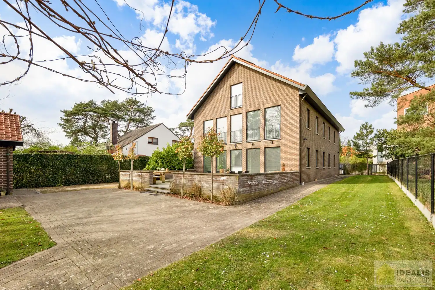 STATIGE, STRAKKE EN UITERST RUIME WONING/KANTOOR MET HOOGSTAANDE AFWERKING EN OOG VOOR DETAIL. VOORZIEN VAN 3 SLAAPKAMERS, RIANTE LEEFRUIMTES ÉN UNIEKE LANDSCAPE KANTOORRUIMTES OP RESIDENTIËLE DOCH GUNSTIGE LOCATIE! foto {{pictureIndex}}