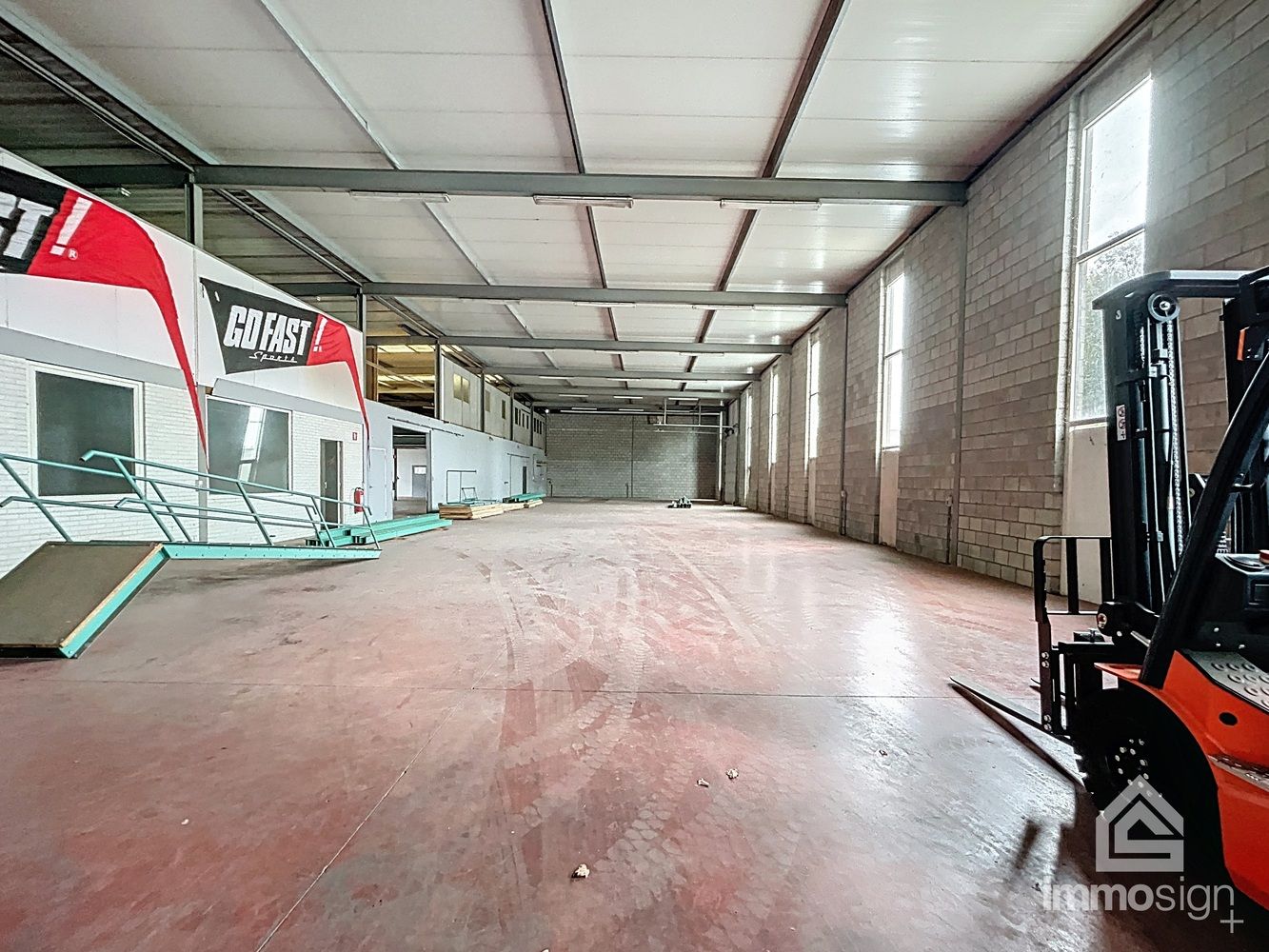 Bedrijfshal, kantoren en twee woonunits. Werken en wonen combineren op één strategische locatie! foto 7