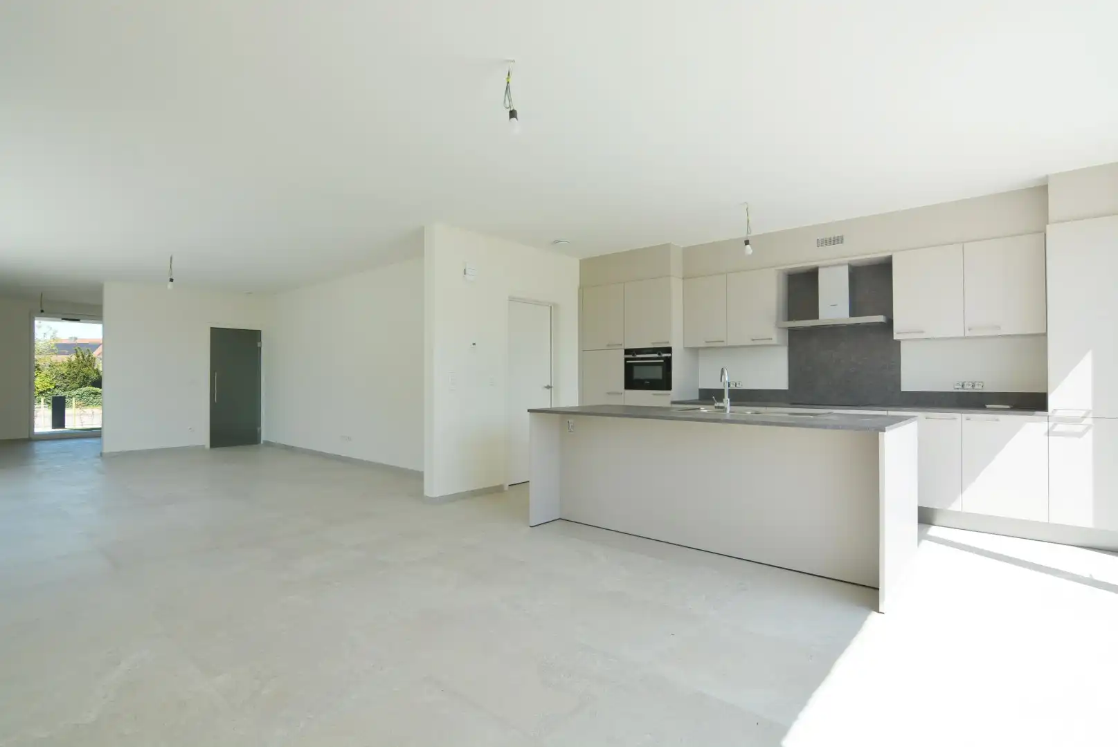 Moderne, energiezuinige, halfvrijstaande woning met carport op 3 a 80 ca. foto 5