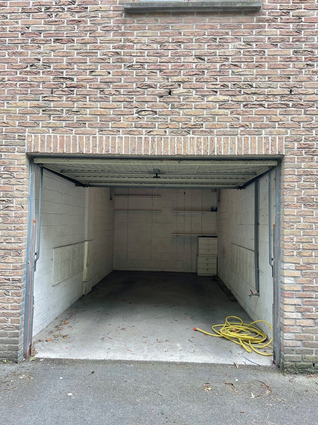 Grote garage met mogelijke waterkraan en elektriciteit foto 9