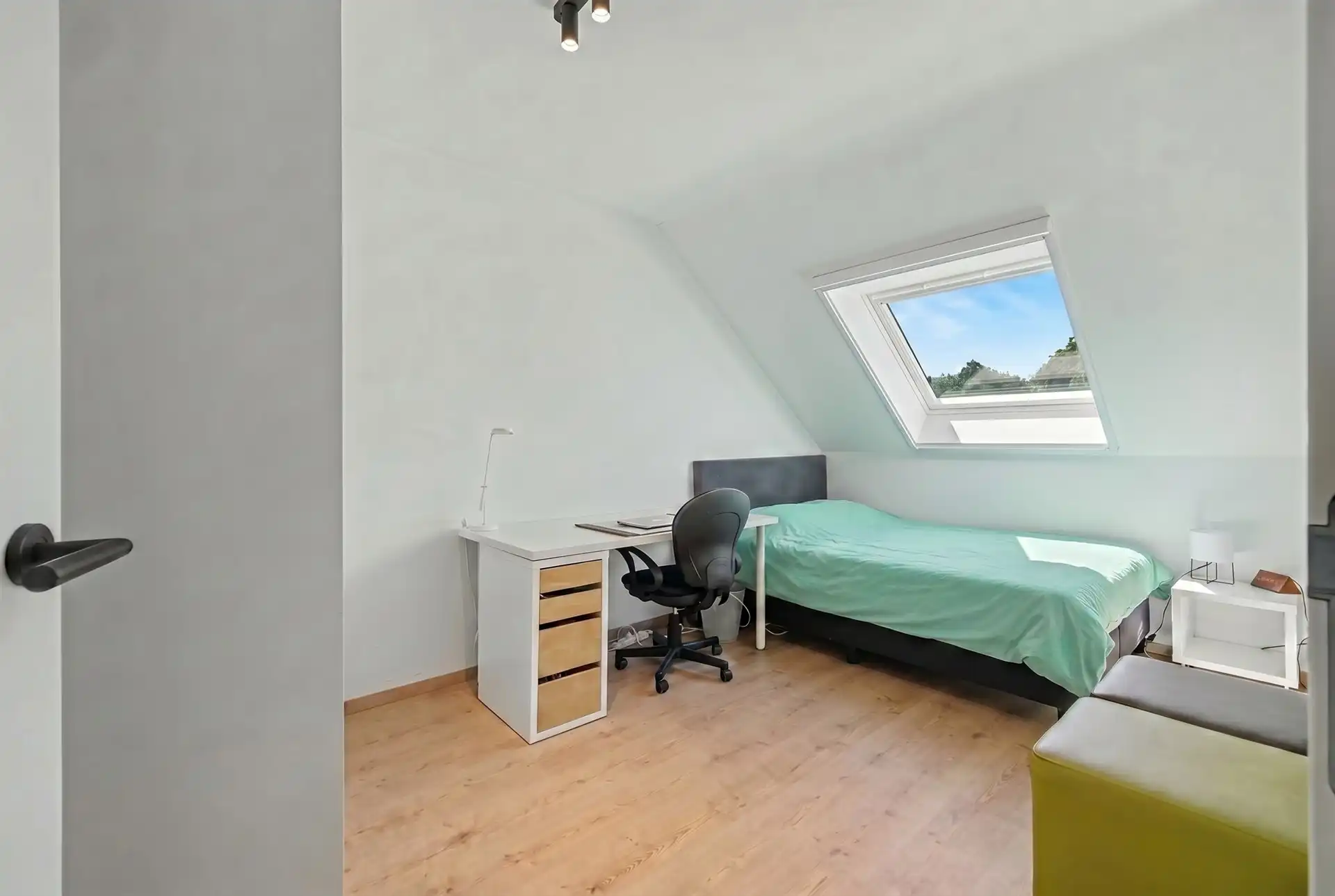 Ruime triplex woning met 3 slaapkamers en 2 parkeerplaatsen nabij het centrum van Stekene (159m²) foto 15