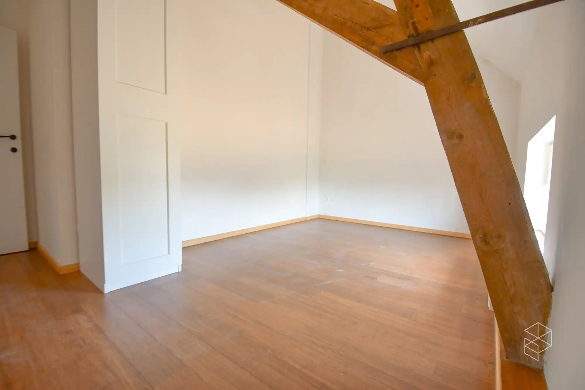 Ruime charmante woning met 4 GROTE slaapkamers, garage en een grote zuidwest gerichte tuin foto 11