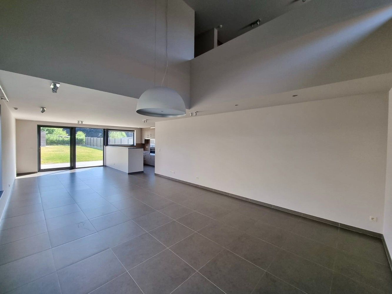 Ruime woning met 4 slaapkamers te huur! foto 2