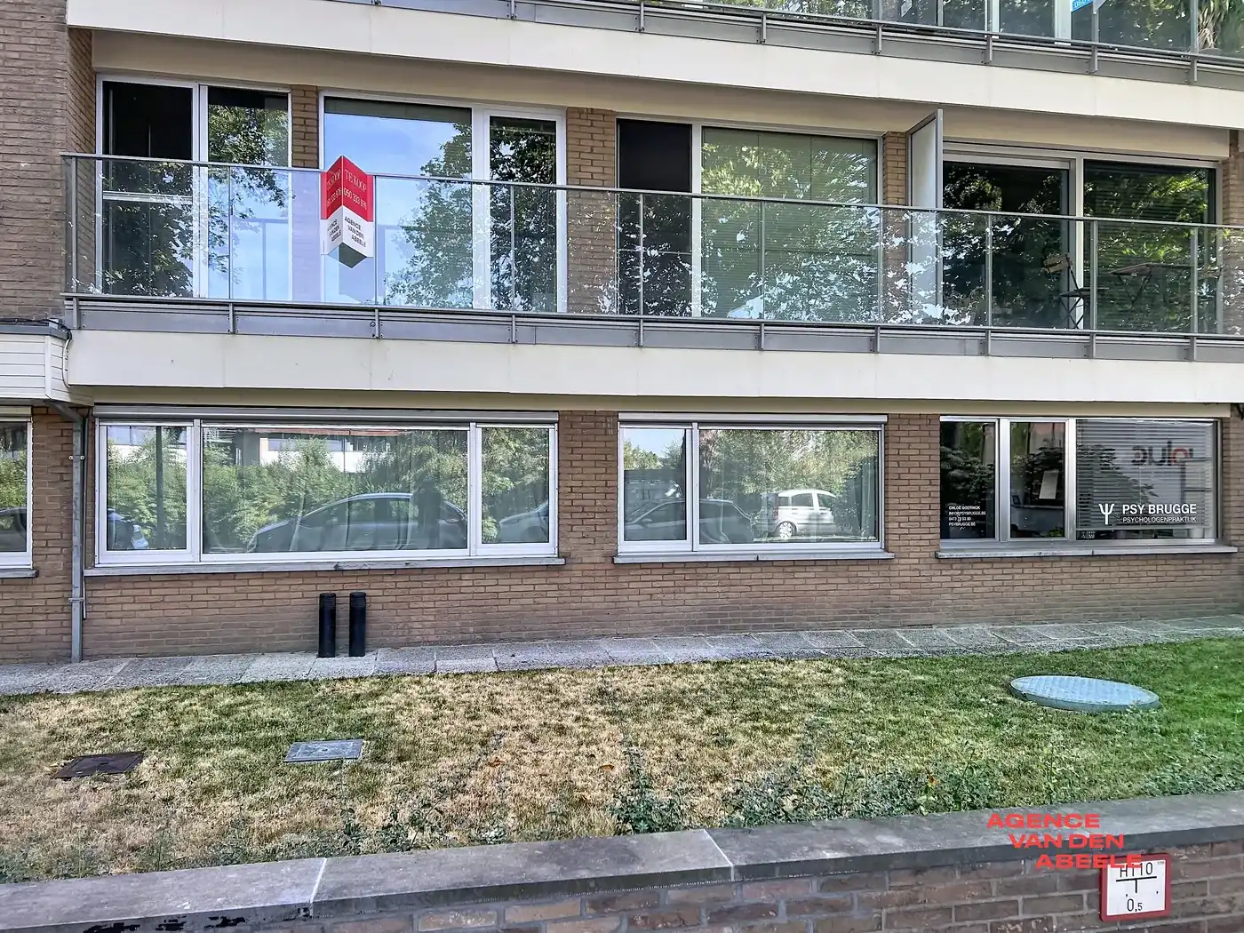 Uitzonderlijk breed appartement met 2 slaapkamers en terras foto 2