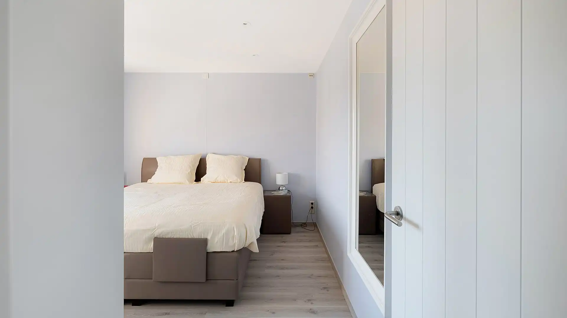 Ruime, stevige gezinswoning met 5 kamers en garage foto 11