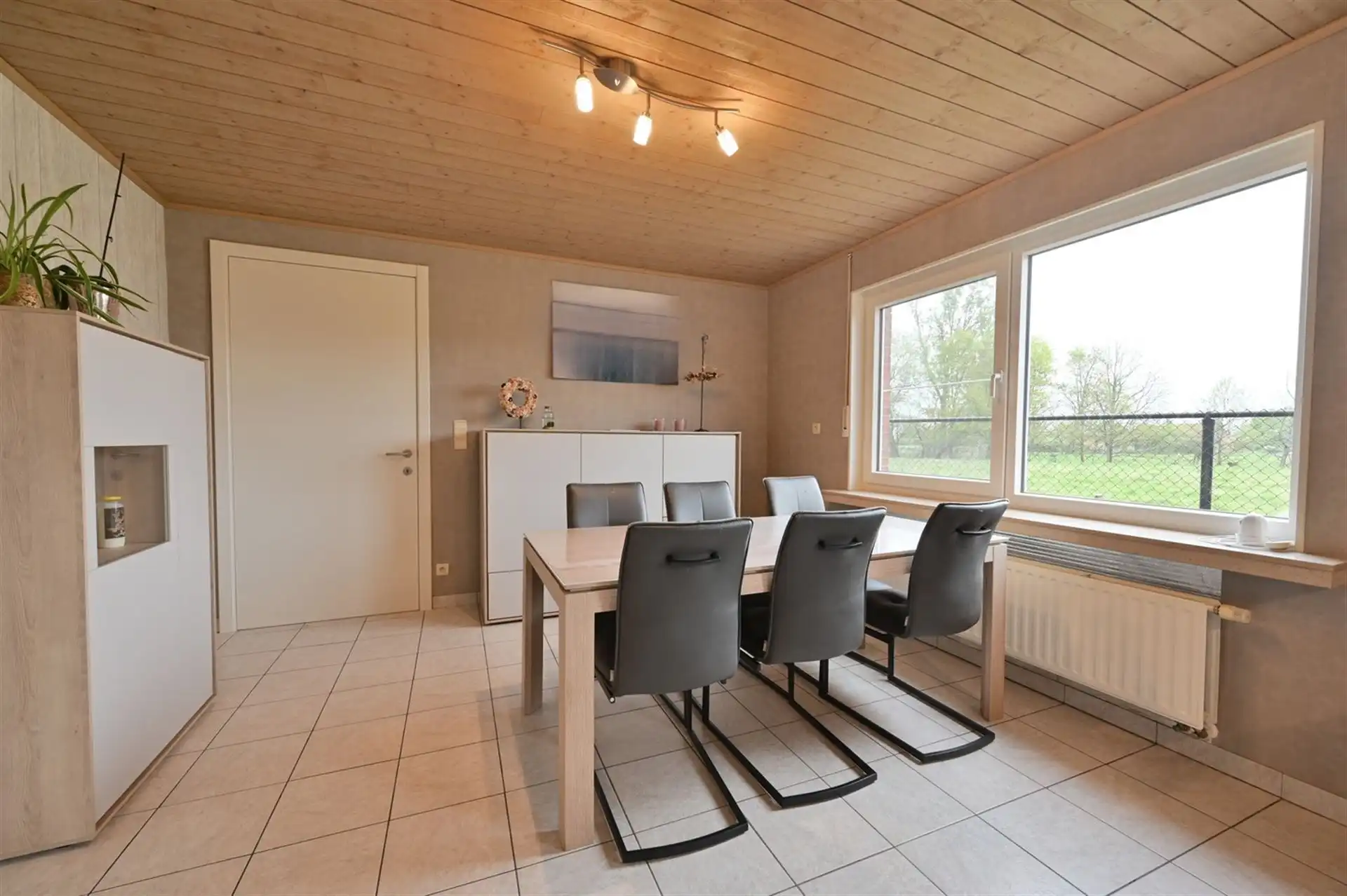 Zeer rustig gelegen laagbouwwoning, 3 slaapkamers, instapklaar op een perceel van 790m² foto 5