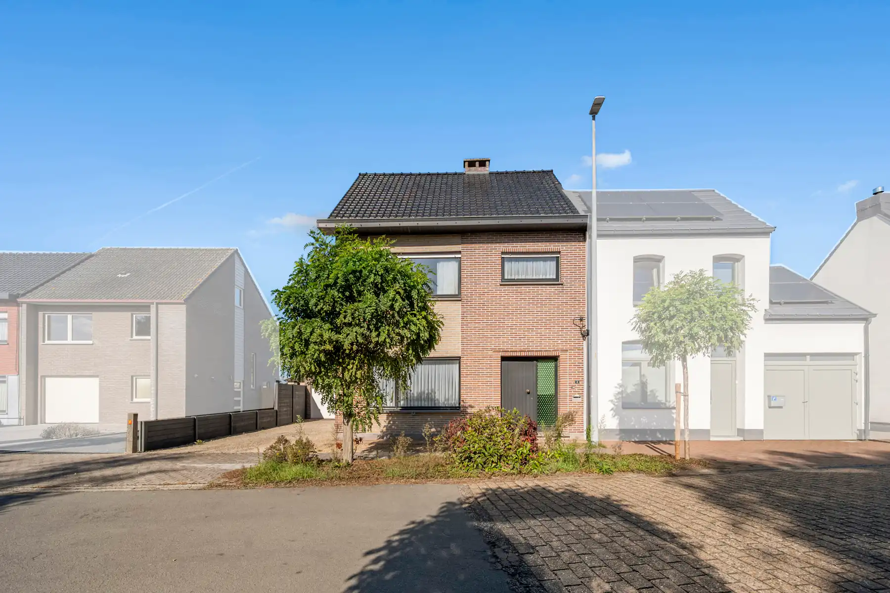 Hoofdfoto van de publicatie: Woning met 2 garageboxen en tuin 