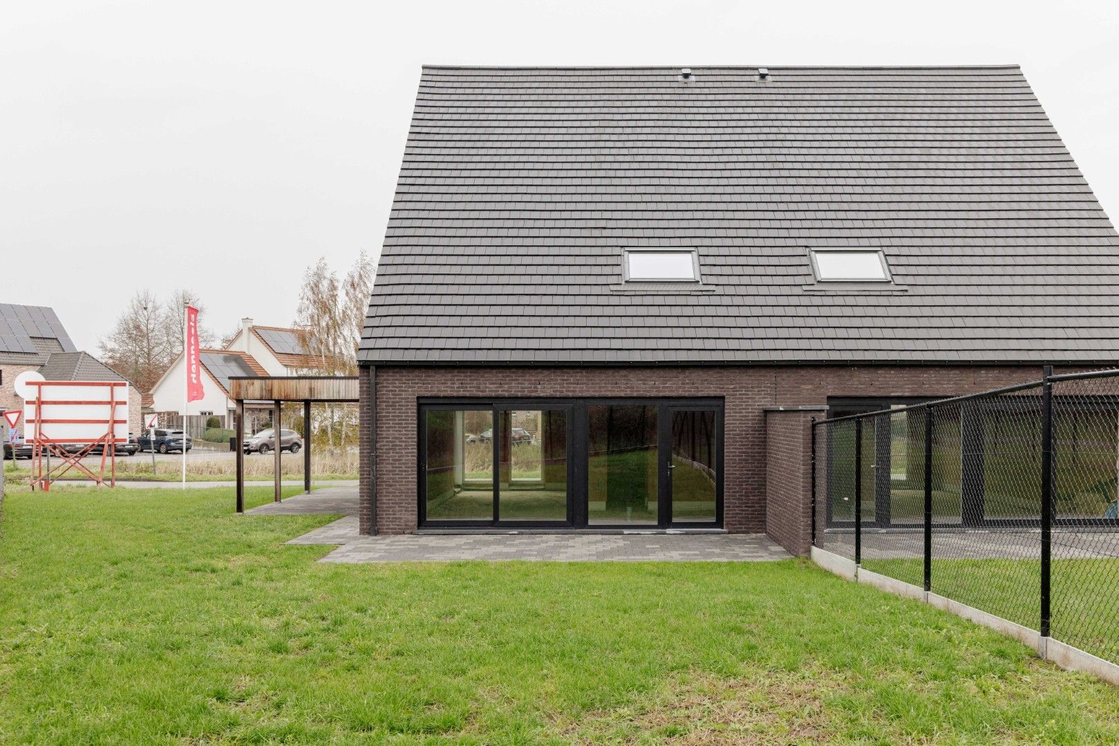 Ruime halfopen bebouwing met zuid gerichte tuin foto 4