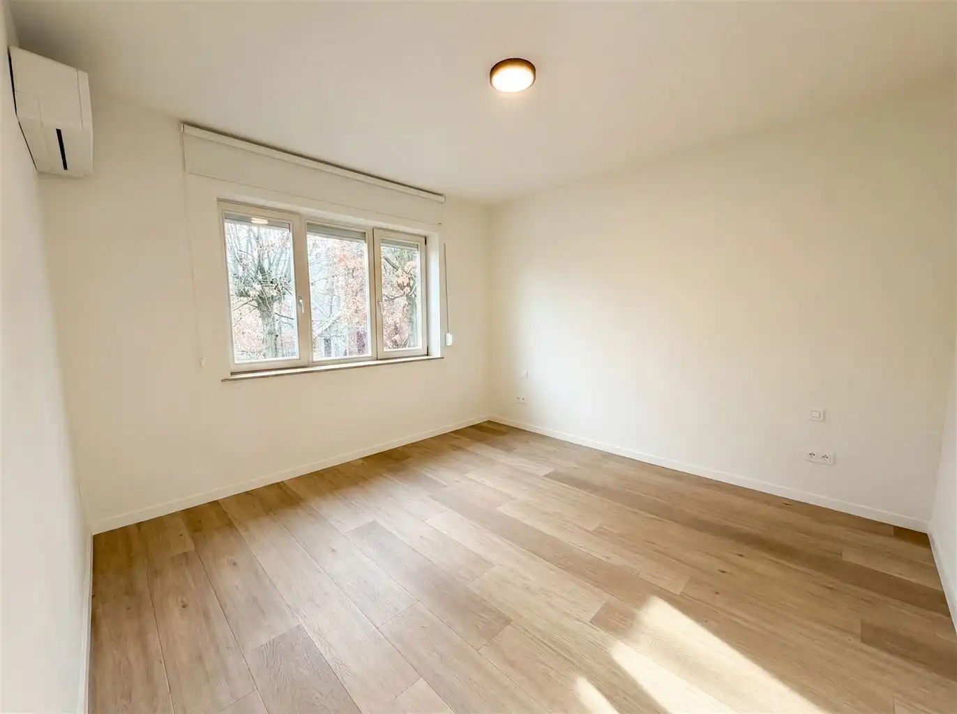 Luxe appartement voorzien van 4 slaapkamers, ruim terras, afgesloten garagebox en 2 autostaanplaatsen gelegen nabij het centrum van Maaseik. foto 10