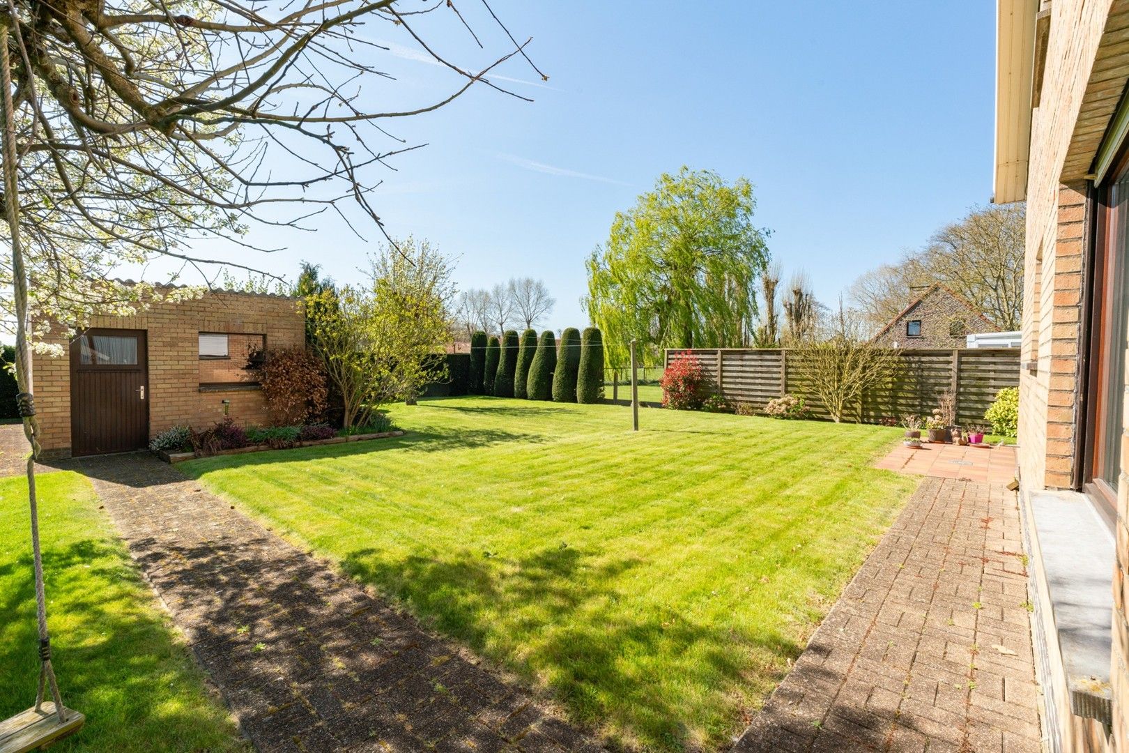 Ruime alleenstaande villa-bungalow met zongerichte tuin en garage foto 17