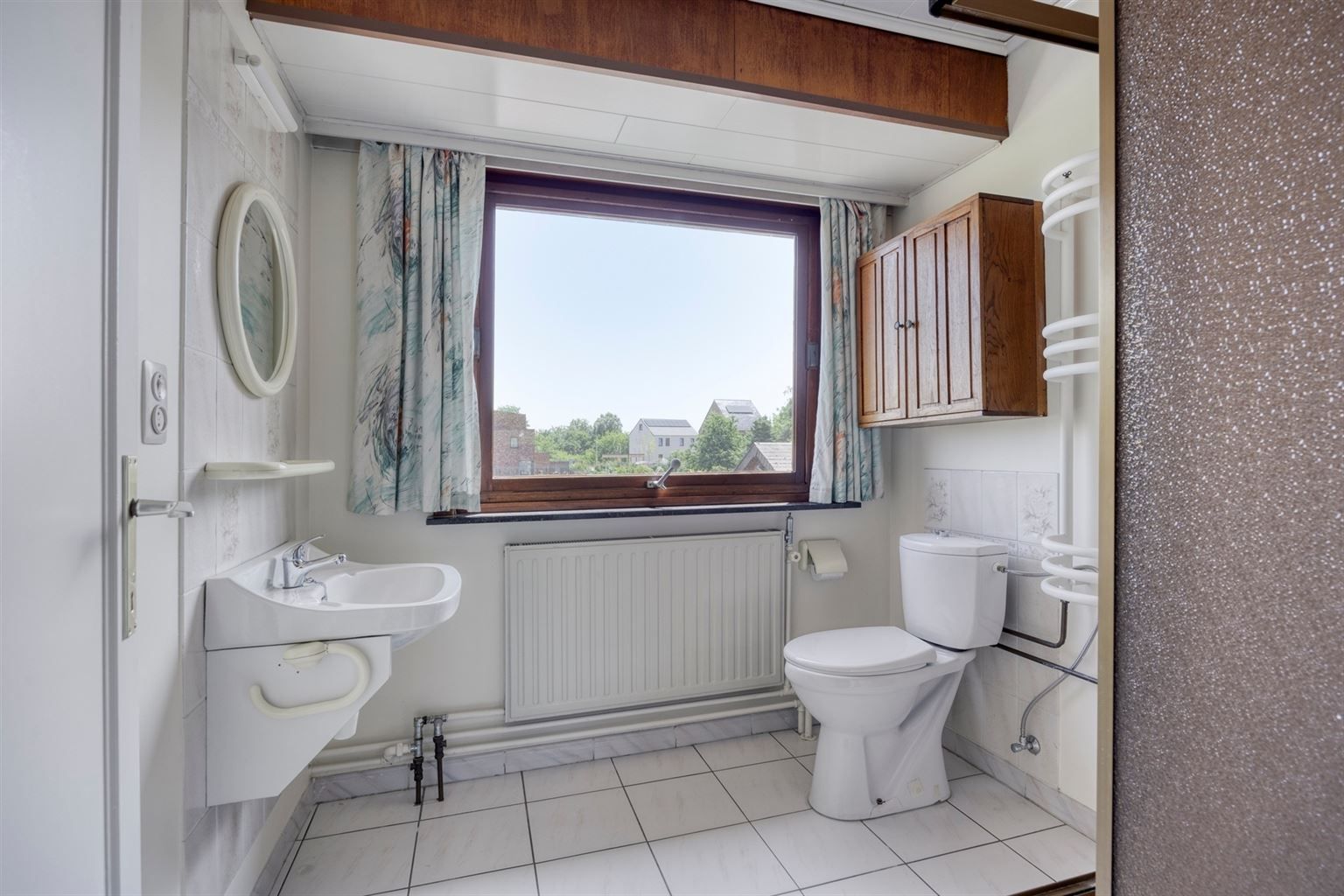 Vrijstaande woning met 4 slaapkamers, ruime tuin en garage op een riant perceel van 9a99ca, rustig gelegen nabij het centrum van Maaseik.  foto 22