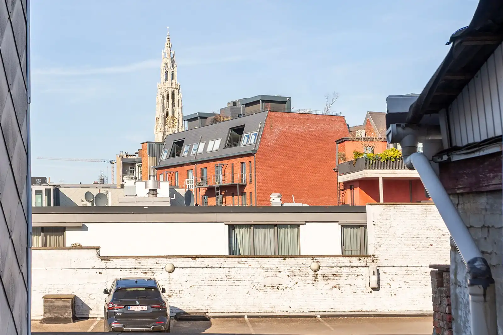 Ruime te renoveren woning met tuin en garage foto 16