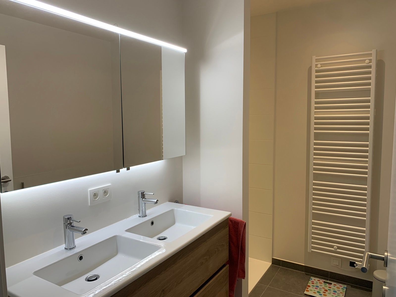 Appartement met 2 autostaanplaatsen! foto 6