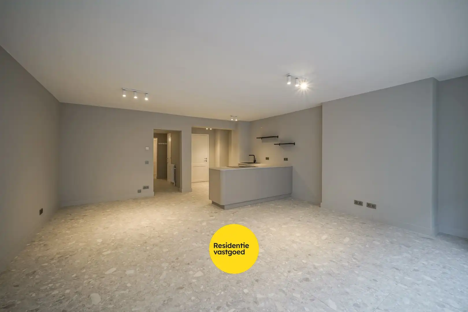 Gerenoveerd 2-slpk appartement met balkon en lift in Oostende foto 5