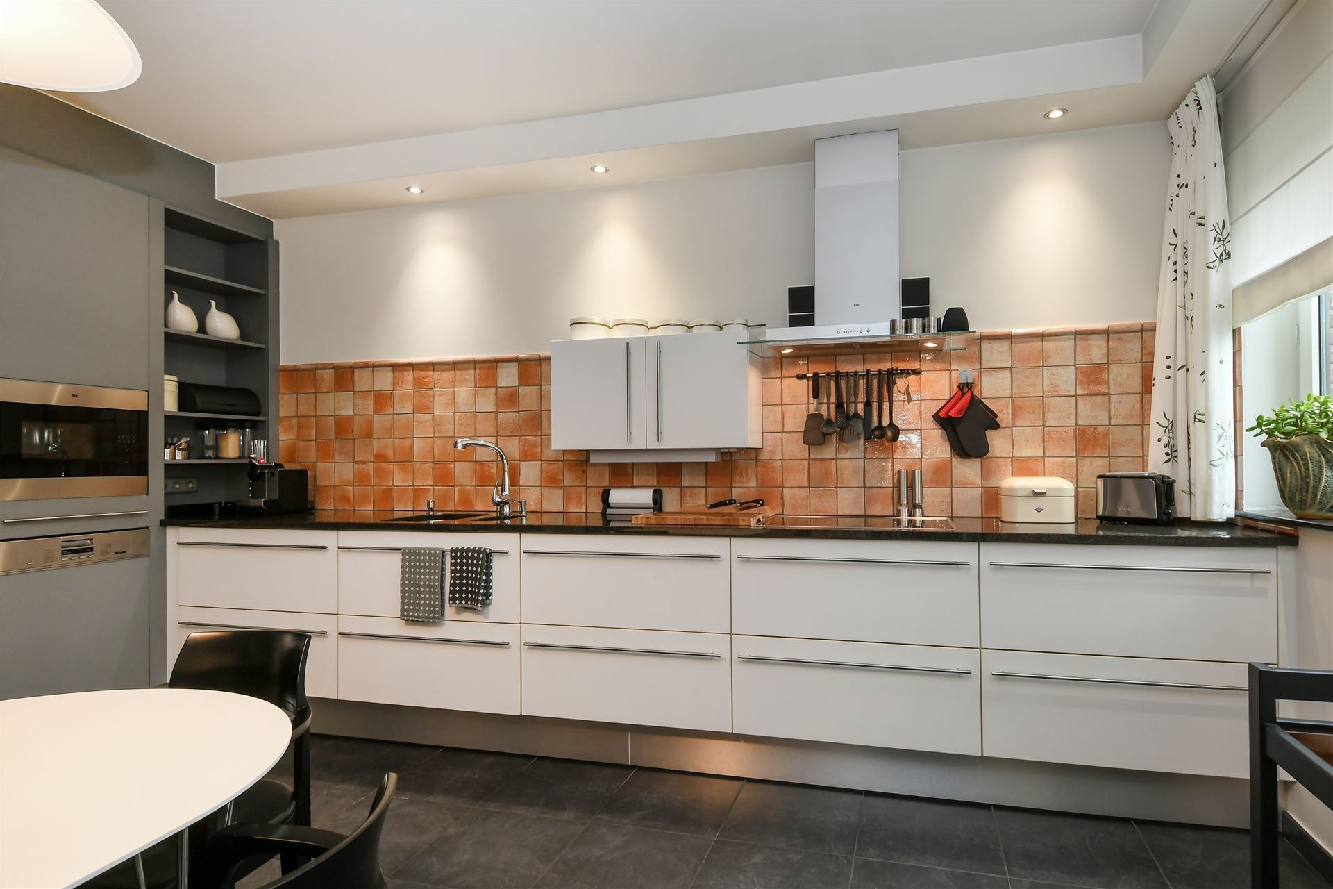 Luxueus en instapklaar appartement met 3 terrassen en ondergrondse garagebox in residentie “Leemhoek III” te Maaseik. foto 18