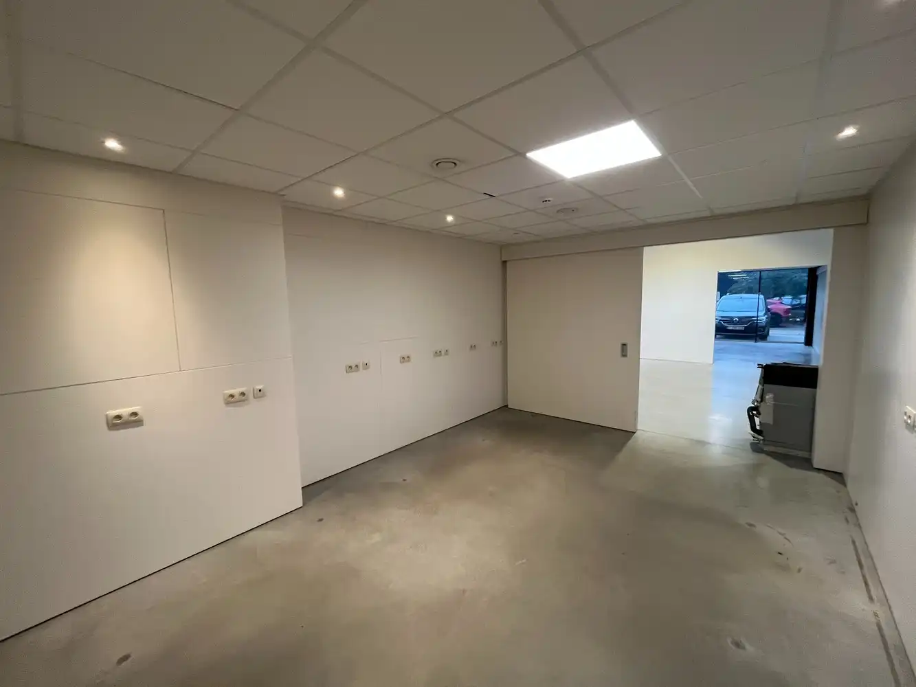 Bedrijfshal met kantoor foto 13