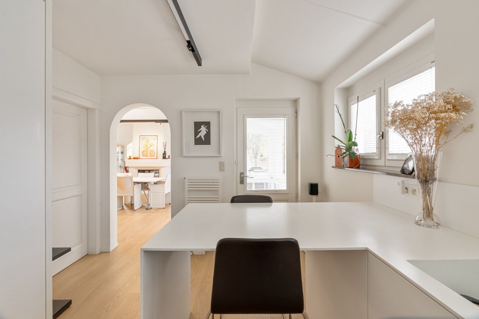 Verrassende villa met luchtig interieur en grote tuin foto 14