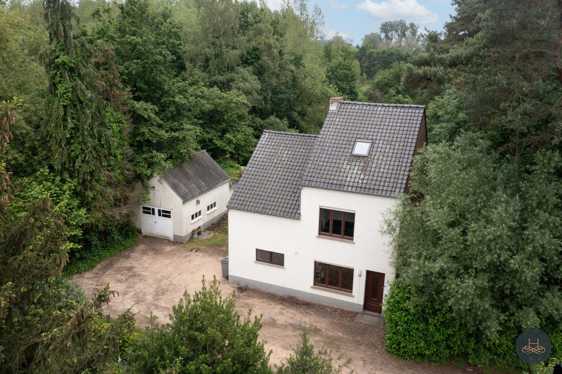 Achterliggende gezinswoning op rustgevend perceel foto 2