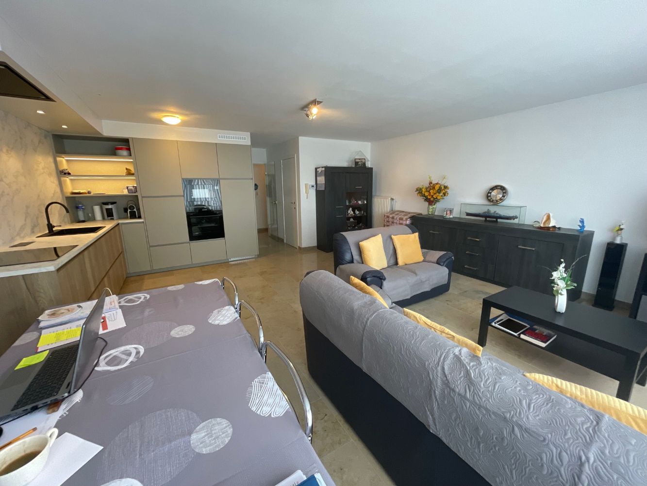 Prachtig ruim appartement met twee slaapkamers en een zongericht terras. foto 5