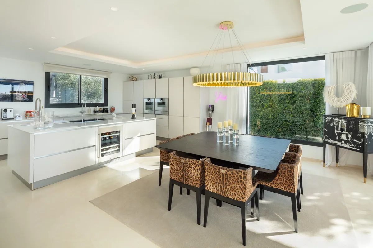 Spectaculaire villa met panoramisch uitzicht in Nueva Andalucía - luxe levensstijl in de iconische golfvallei van Marbella foto 2