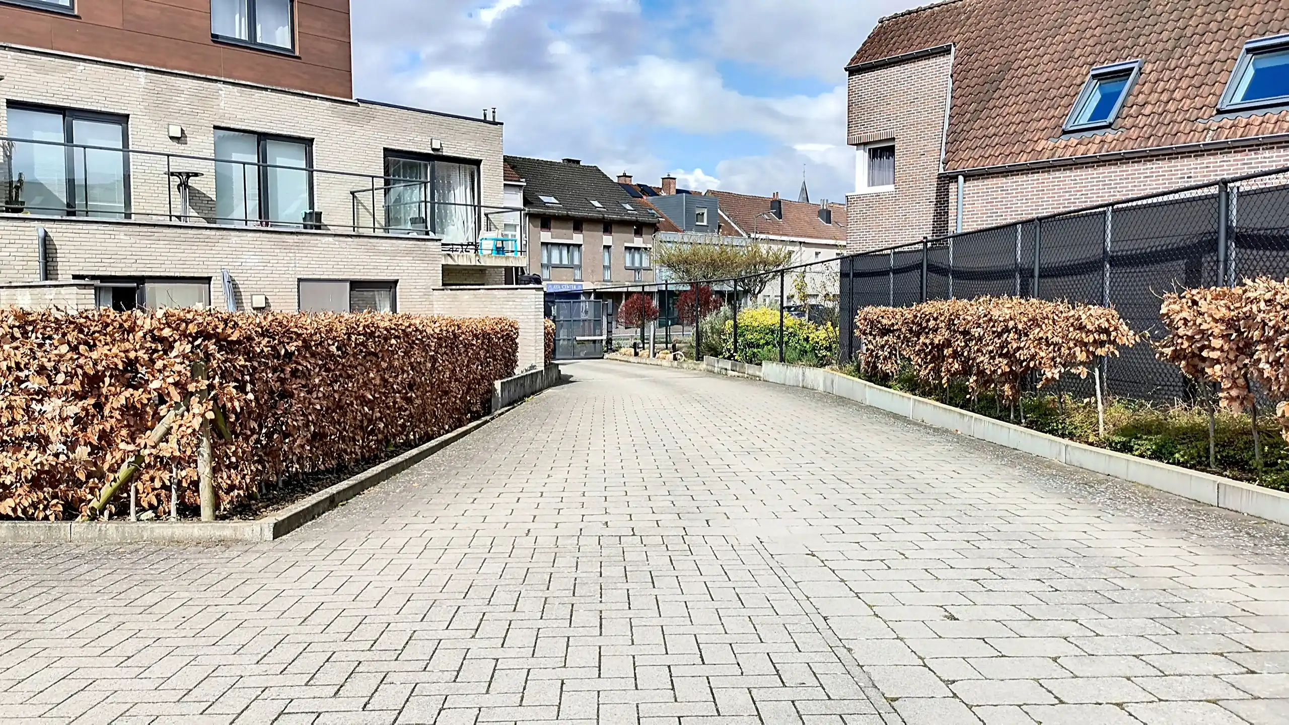 Een binnenparkeerplaats  foto {{pictureIndex}}