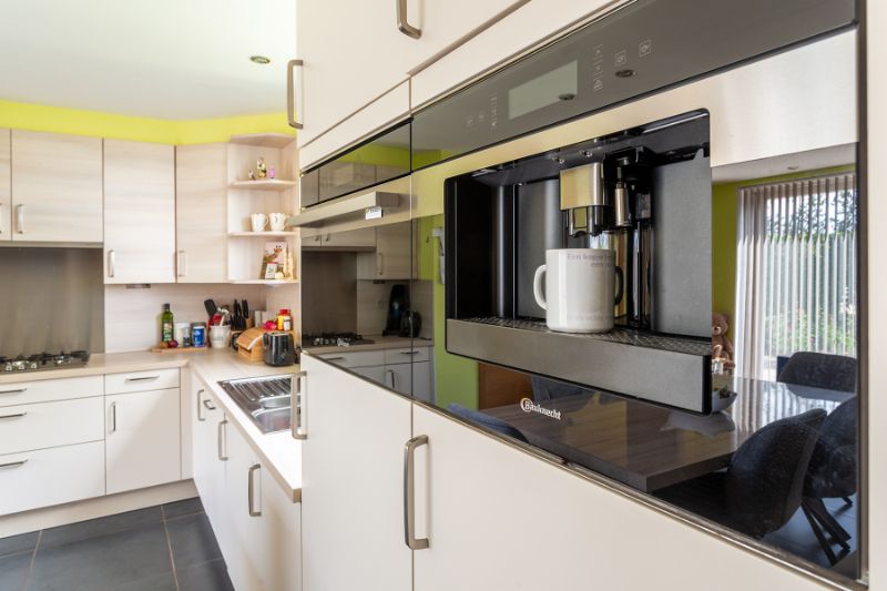 Prachtig gerenoveerde vrijstaande woning! foto 8