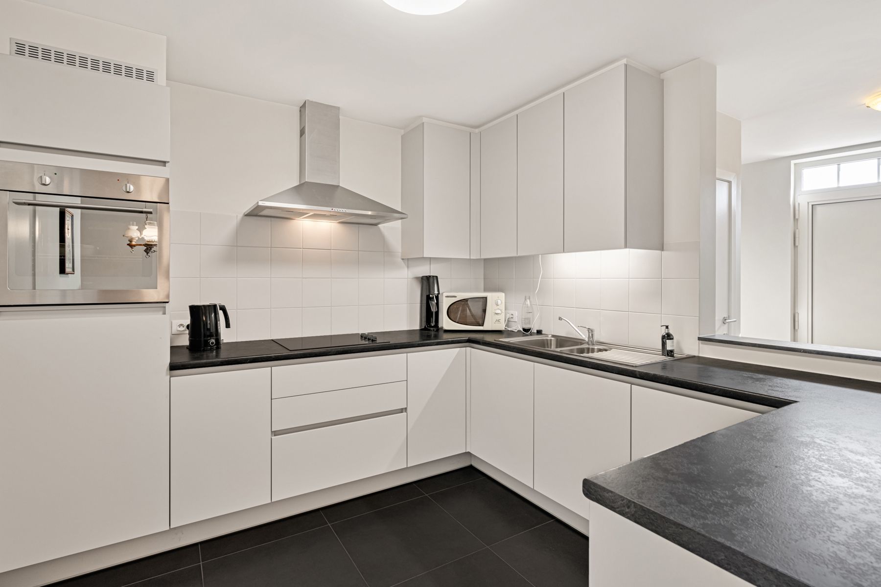 Ruim kwalitatief appartement met tuintje en 2 staanplaatsen! foto 10