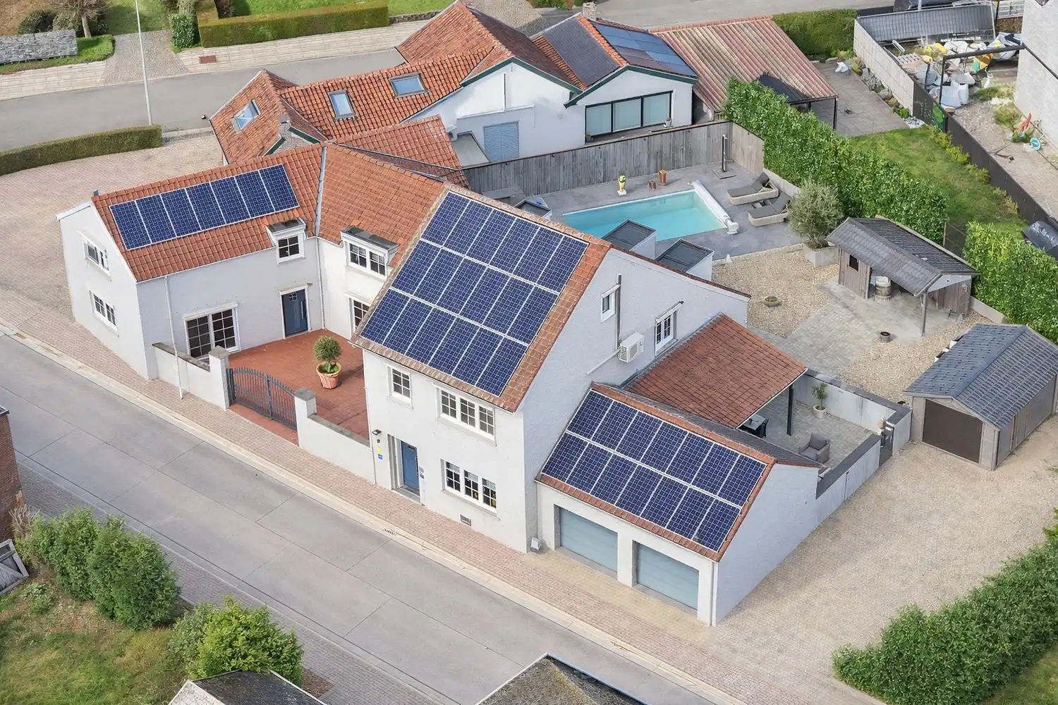 Karaktervolle woning met B&B in Veldwezelt foto {{pictureIndex}}