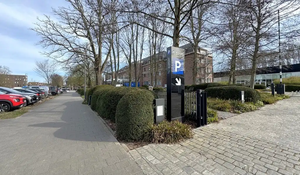 Full-service kantoorruimte in BluePoint Business Center foto 17