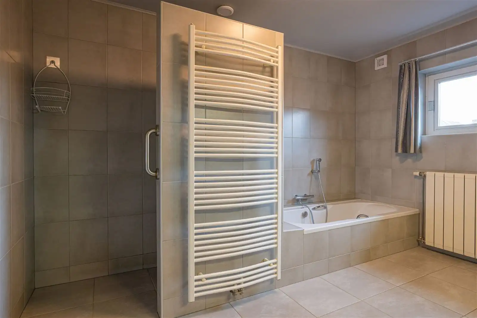 INSTAPKLARE VILLA MET LOODS TE ZWALM foto 18