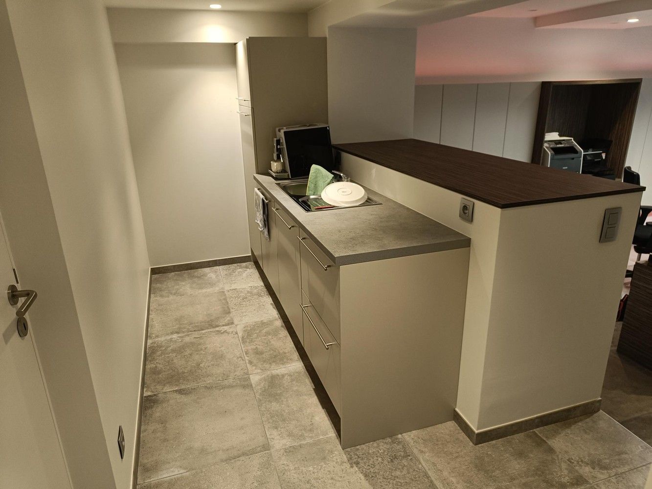 Genk, Winterslagstraat 89/1: Instapklare, bemeubelde bureelruimte incl. parking vlakbij het centrum. foto 5