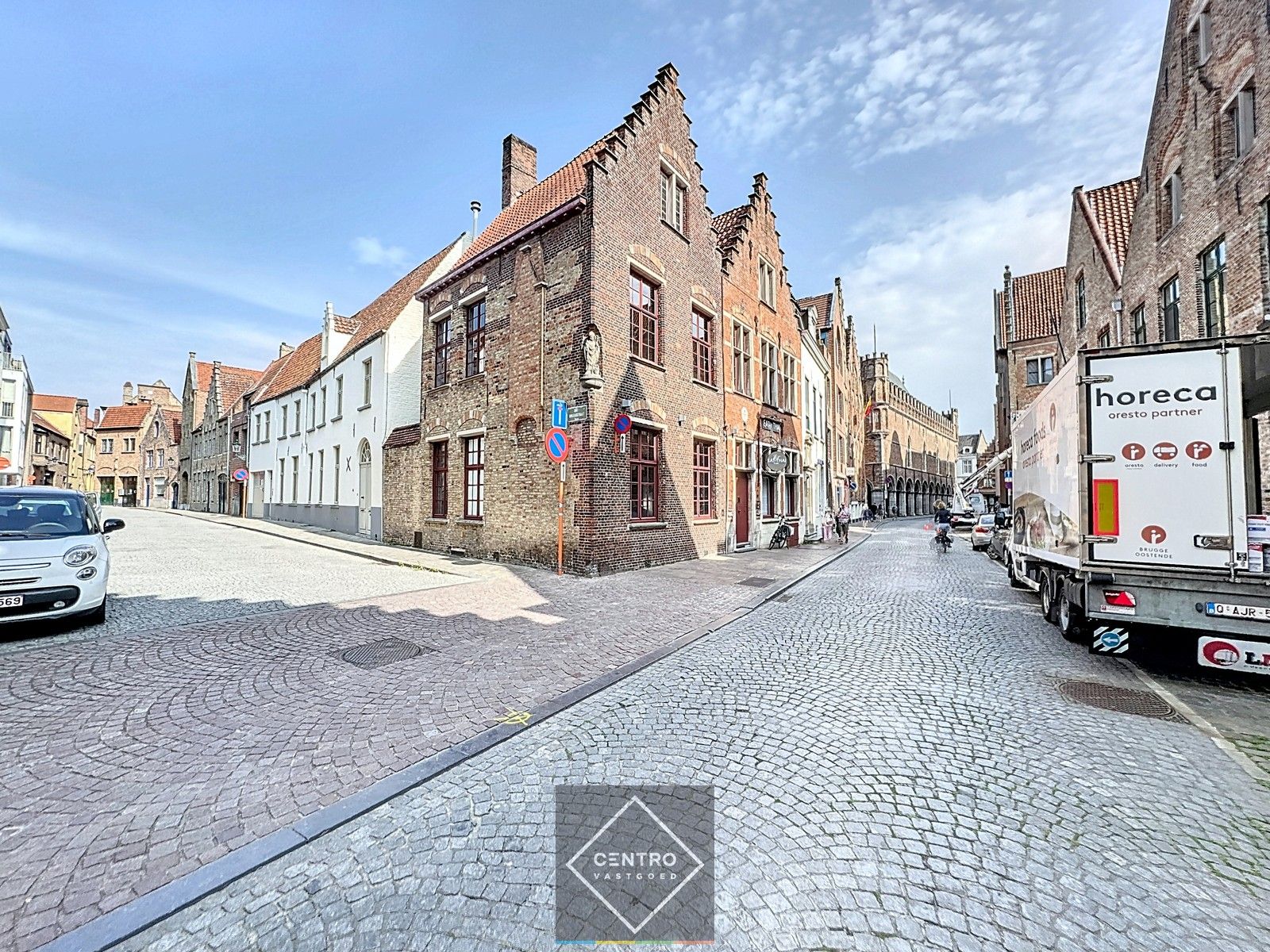 Authentiek, volledig onderkelderd HANDELSHUIS (hoekligging) met binnenkoer in het historisch centrum van Brugge. Op 100m van de Grote Markt! foto 14