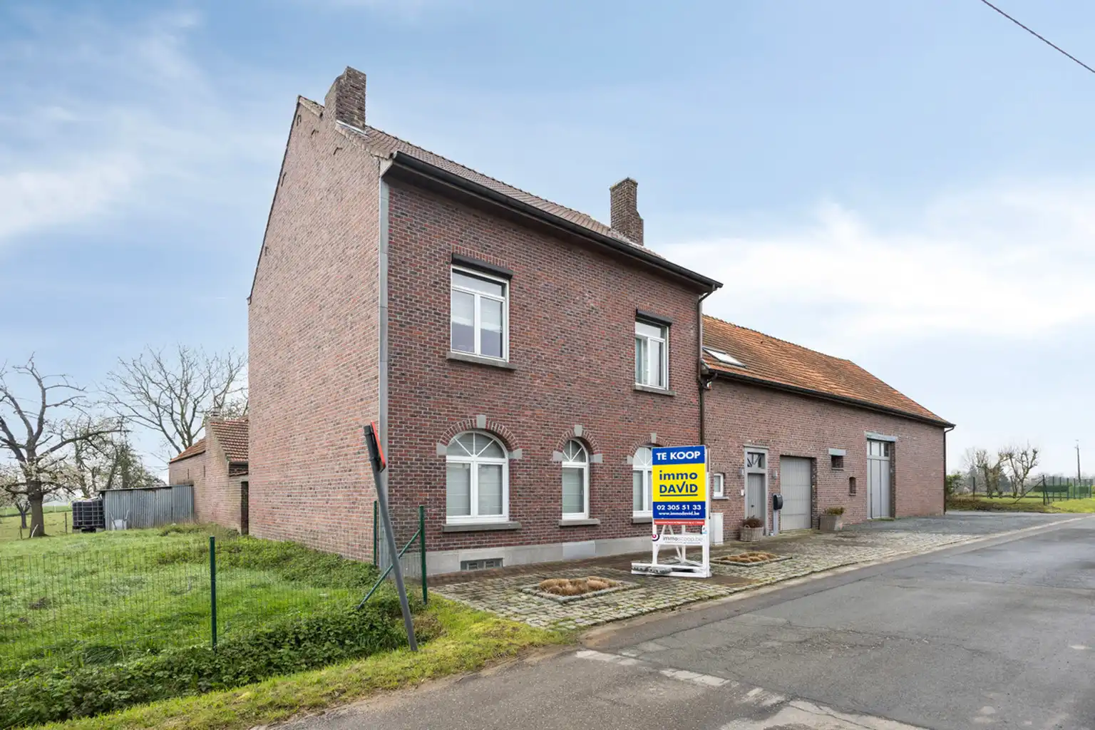 Hoofdfoto van de publicatie: Instapklare droomvierkantshoeve met boomgaard, weilanden 