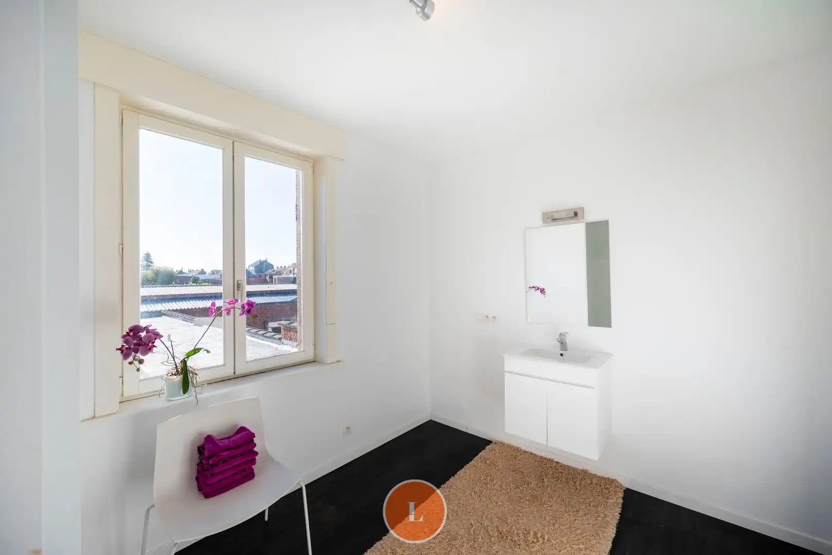 Woonhuis gedeeltelijk ingericht als kapperszaak en gemakkelijk te veranderen in trendy woning foto 15