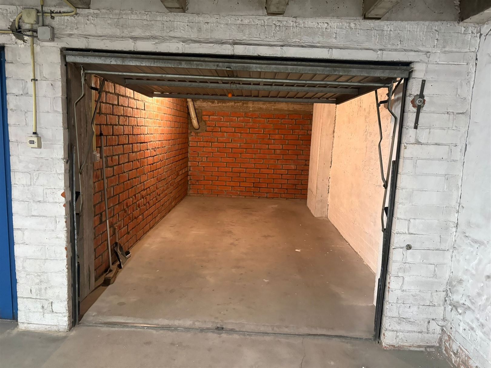 garage box te huur foto {{pictureIndex}}