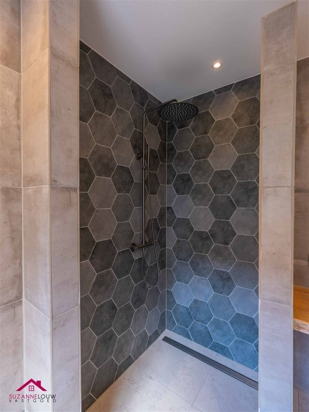 Gerenoveerde verrassend ruime vrijstaande woning foto 22